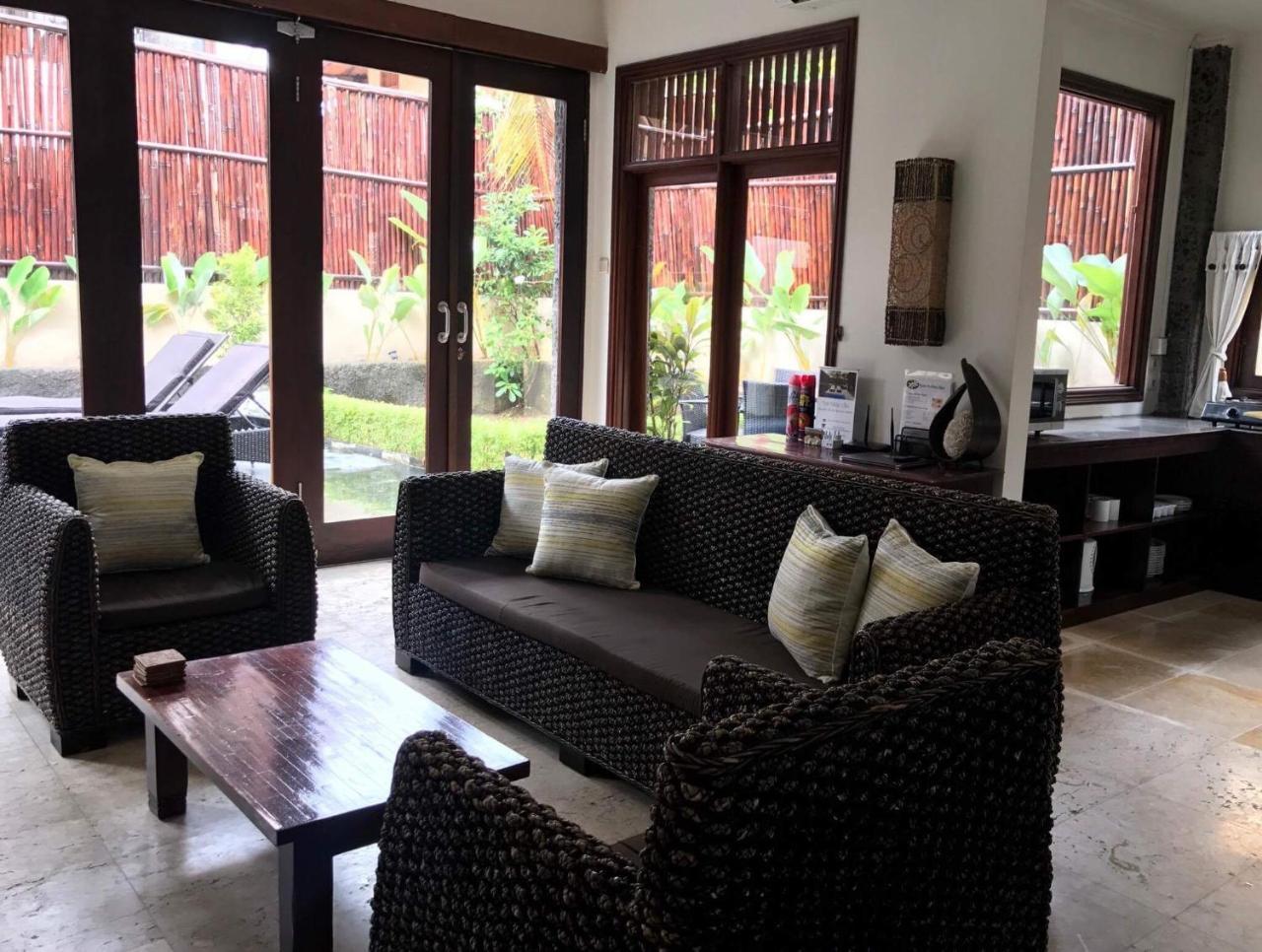 Kuta Holiday Villas Esterno foto